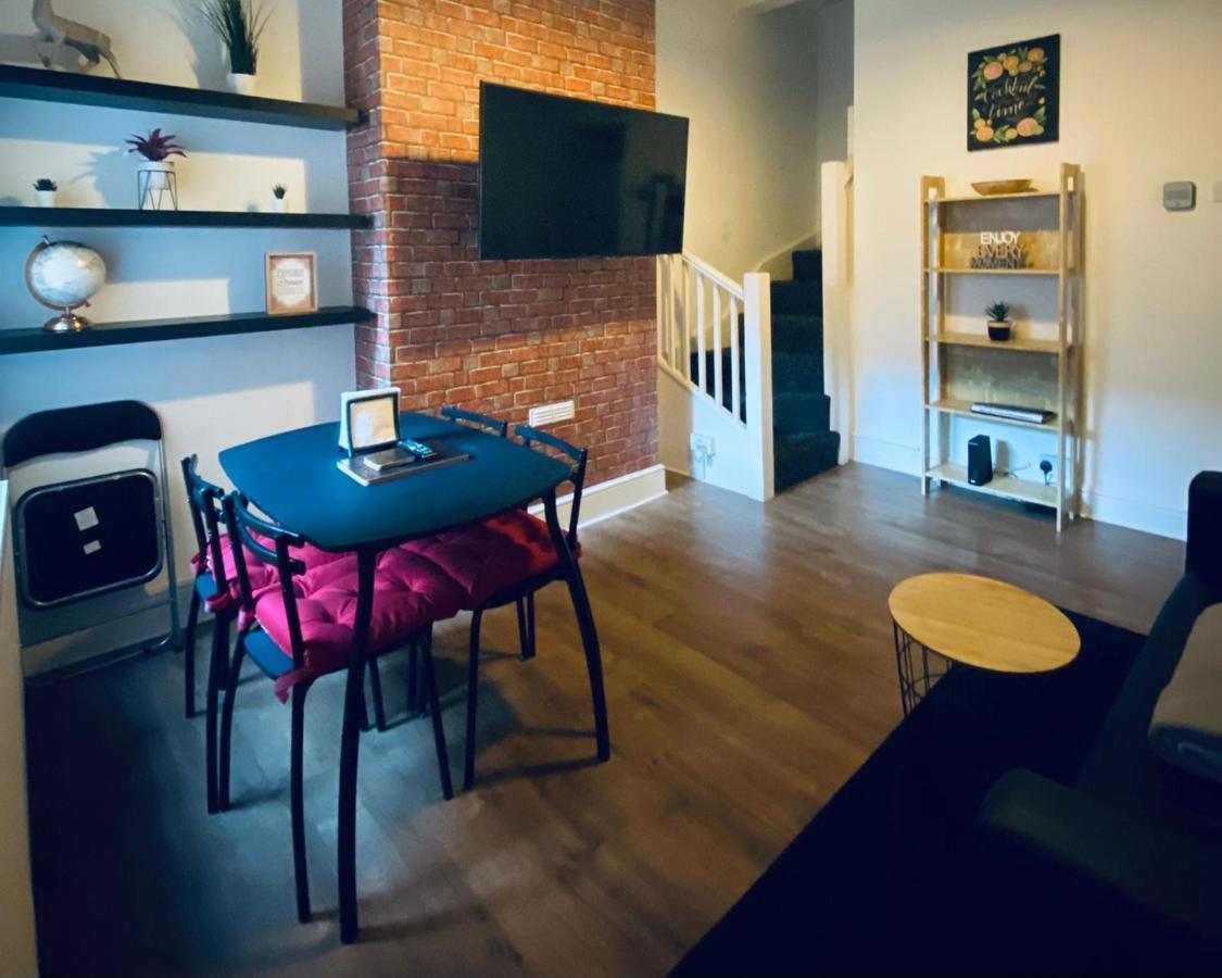 Large 4 Bedroom Home - Coventry City Centre 외부 사진