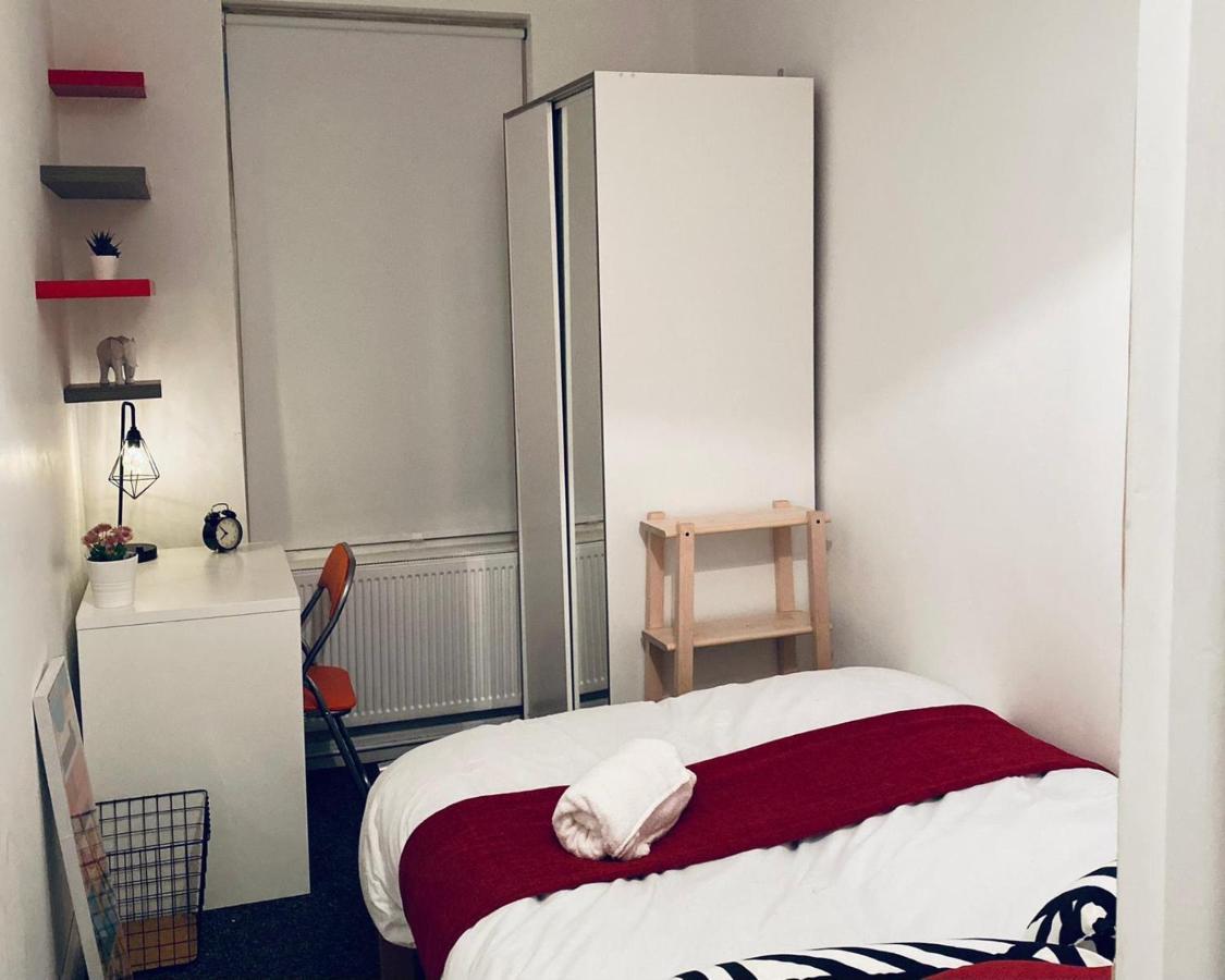 Large 4 Bedroom Home - Coventry City Centre 외부 사진