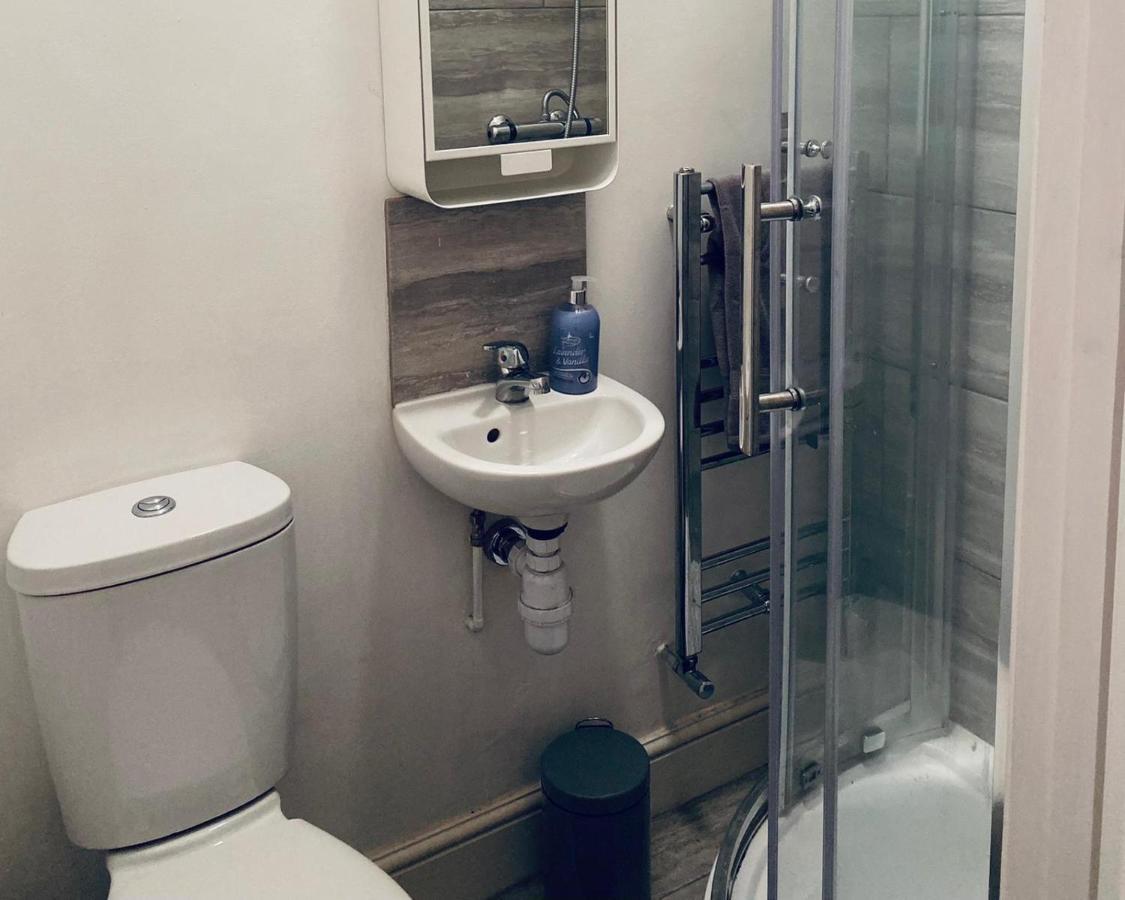 Large 4 Bedroom Home - Coventry City Centre 외부 사진