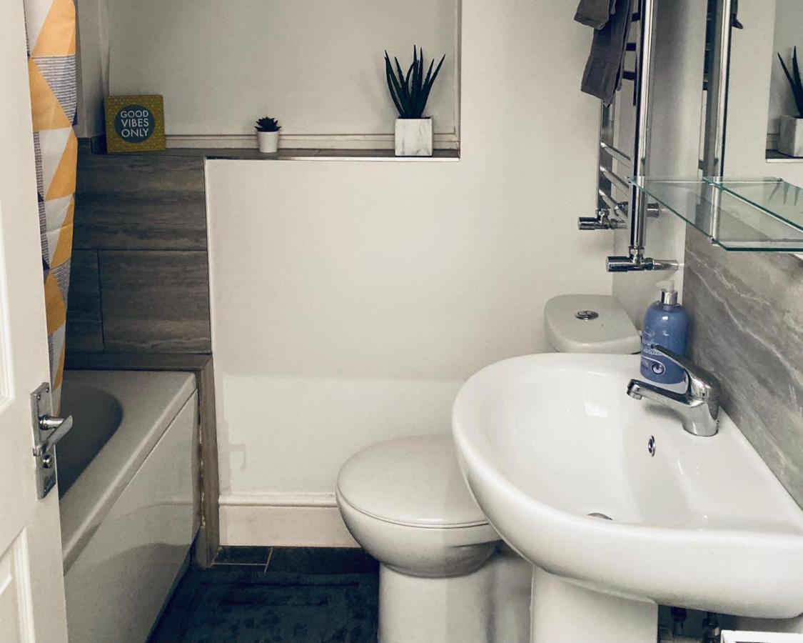 Large 4 Bedroom Home - Coventry City Centre 외부 사진